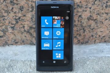 Nokia Lumia 800 Vs Motorola Droid RAZR 11
